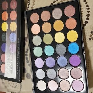 COPY - BH Cosmetics Foil Eyes 28 Color Eyeshadow Palette